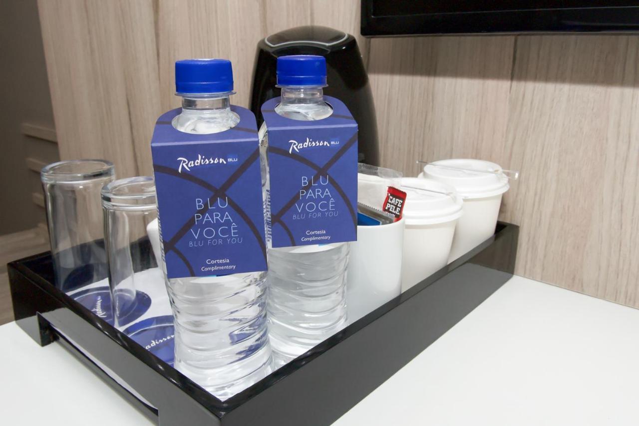 Hotel Radisson Blu Belo Horizonte Savassi Exterior foto Bottled water in a hotel room