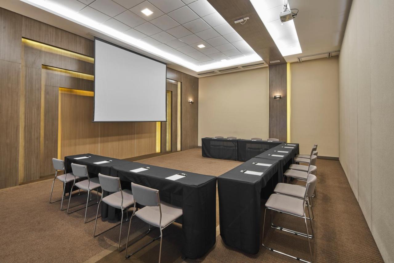 Hotel Radisson Blu Belo Horizonte Savassi Exterior foto U-shaped table layout